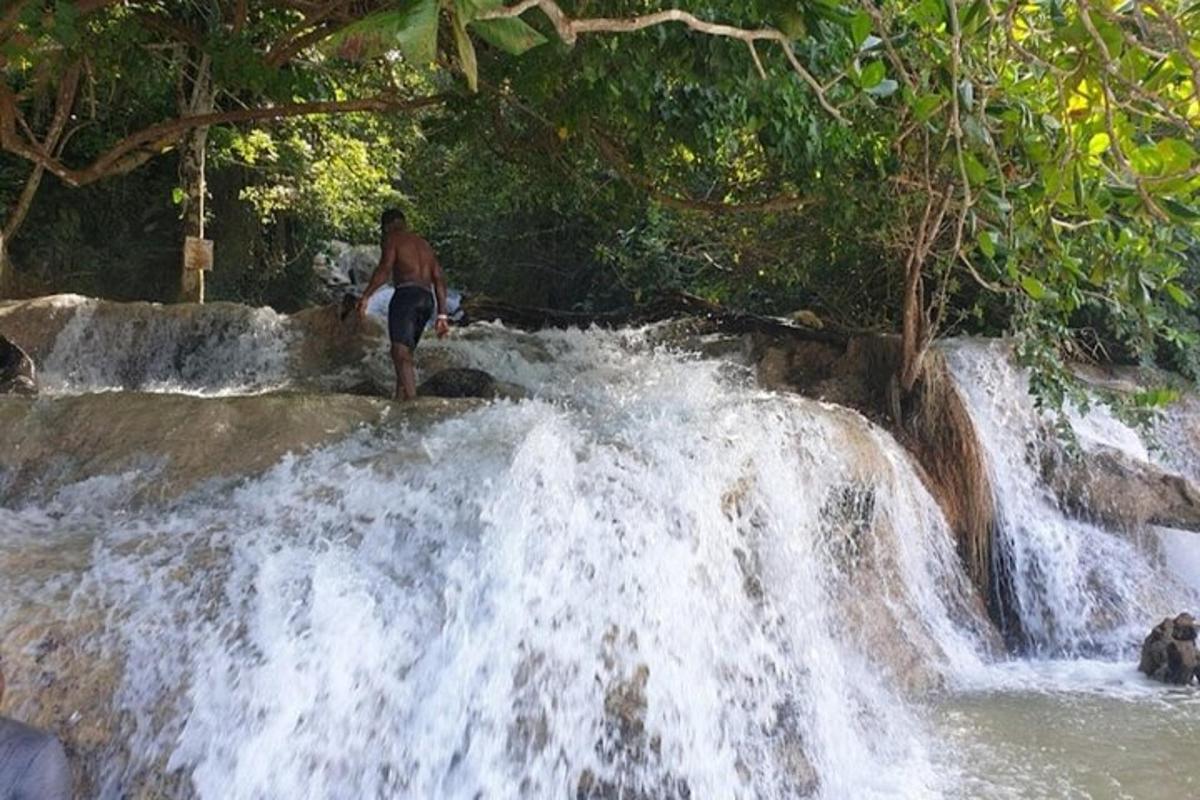 ein Mann steht auf einem Wasserfall