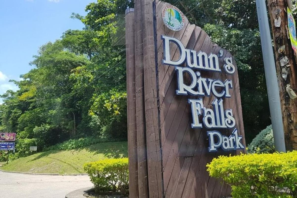 ein Schild für einen Dummins River Falls Park