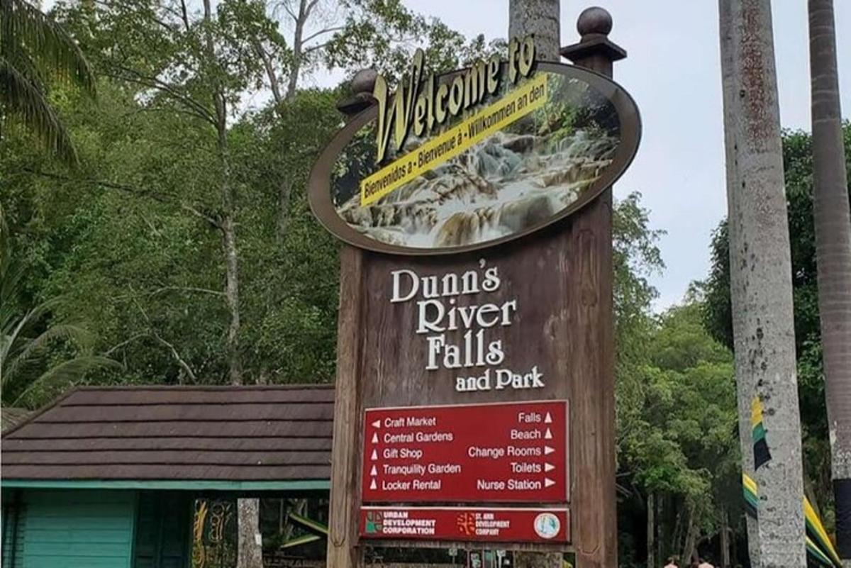 ein Schild für einen Dums River Falls und Park