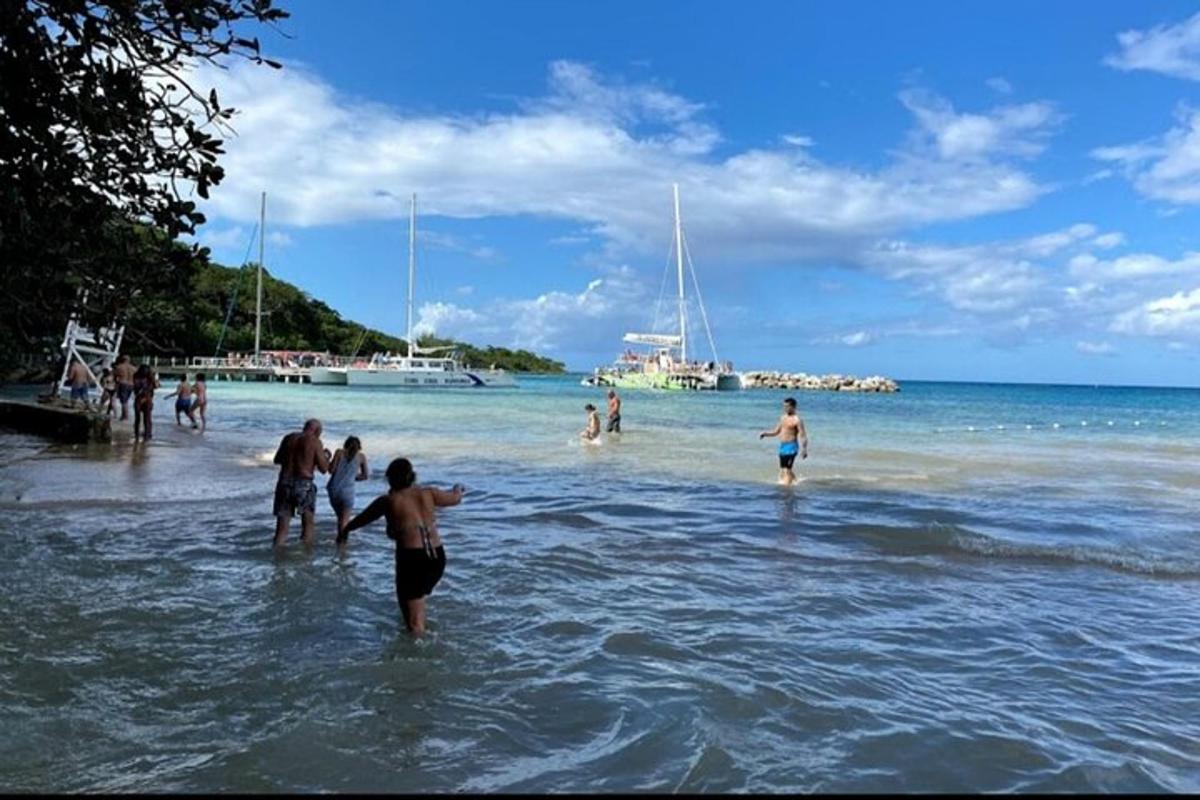 eine Gruppe von Menschen steht im Wasser an einem Strand