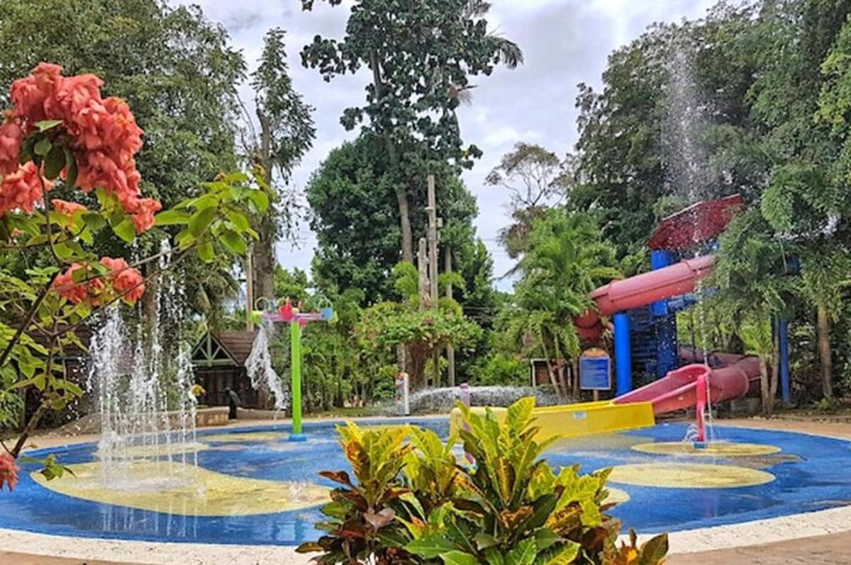 ein Wasserpark mit Rutsche und Springbrunnen