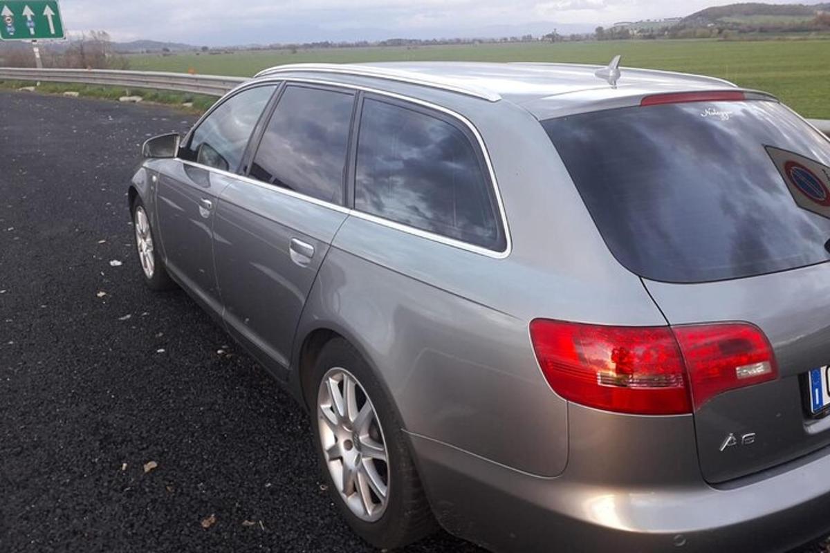 sebuah kereta berwarna silver berhenti di tepi jalan