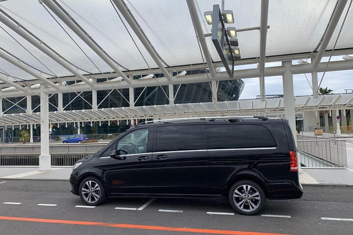 sebuah van hitam diletakkan di tempat letak kereta