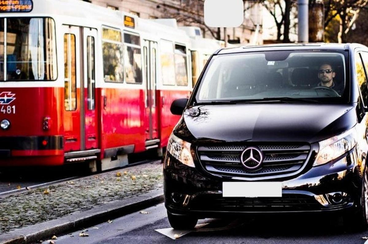 auto zaparkované na ulici vedle vlaku