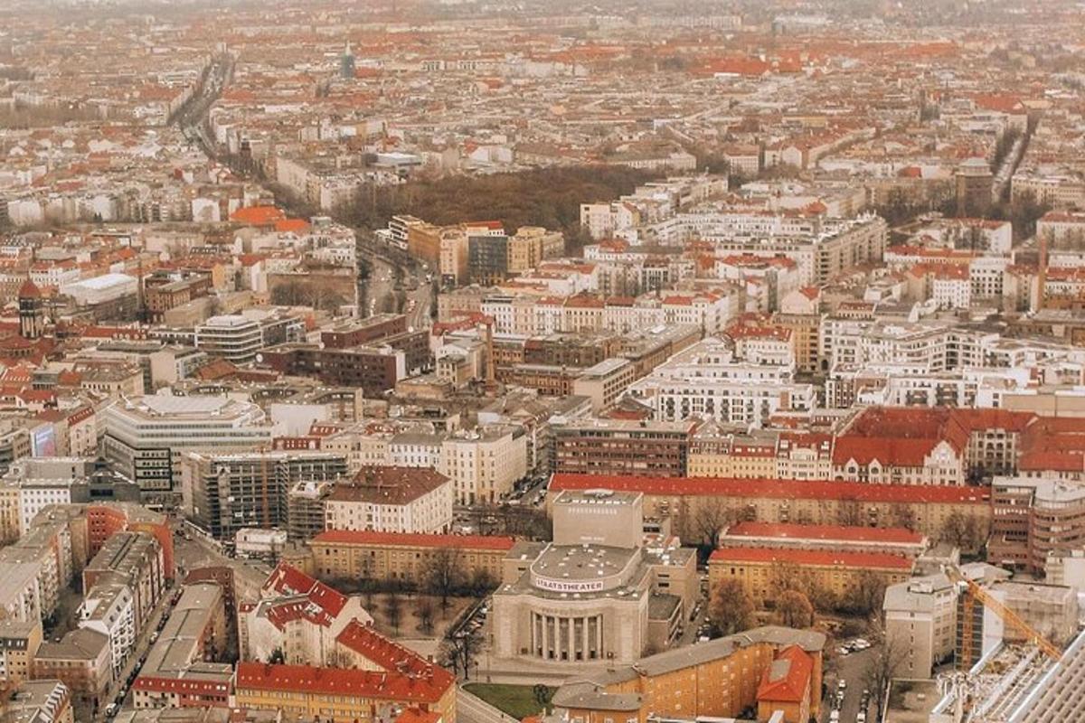 una vista aerea di una città con edifici