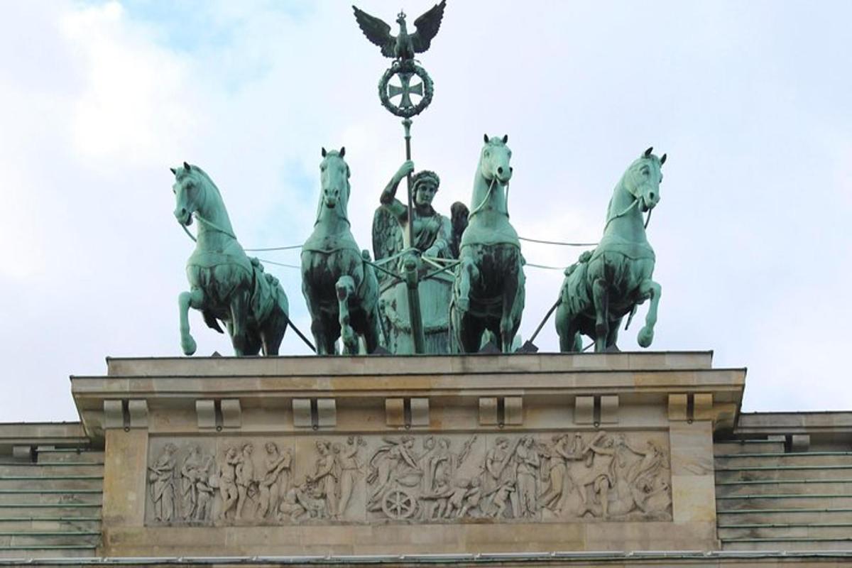 una statua di cavalli in cima a un edificio