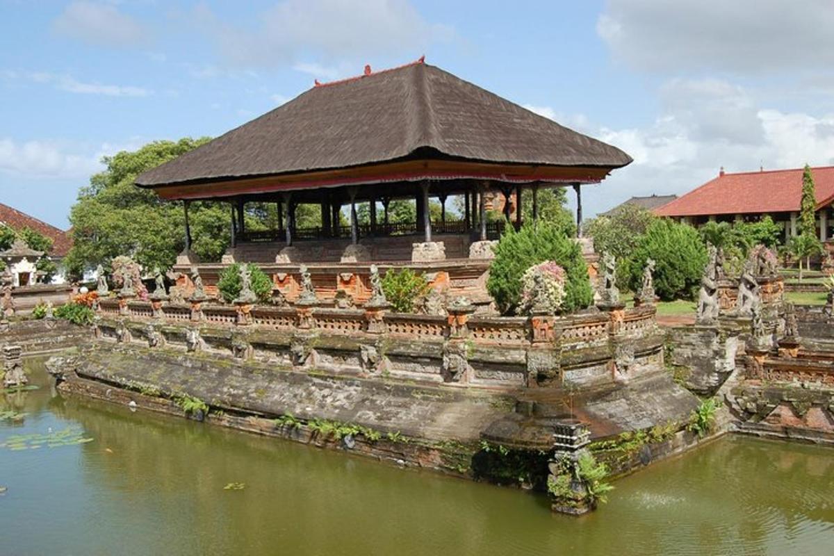velká budova s pavilonem nad vodní plochou