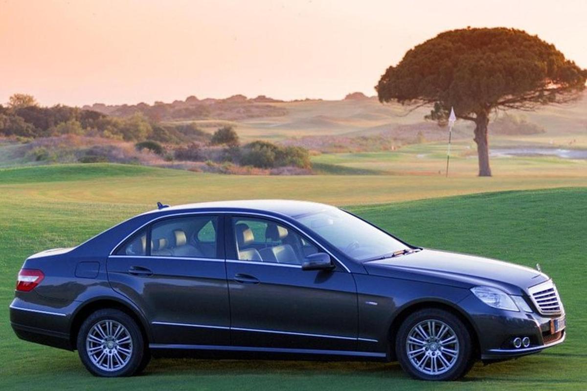 một chiếc xe màu xanh đỗ trên sân golf