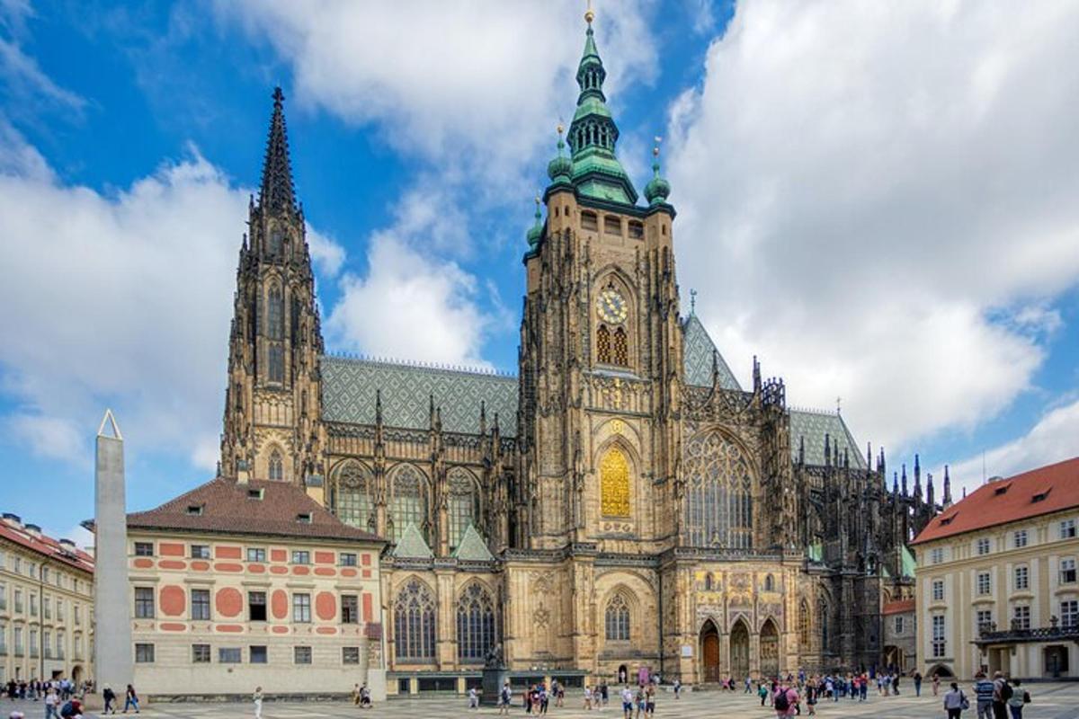 en stor katedral med et klokketårn ovenpå