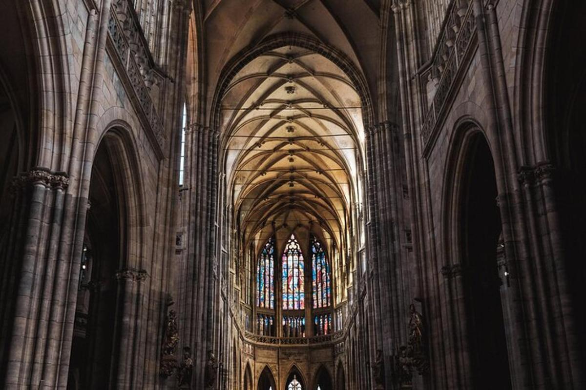 uma grande catedral com uma grande janela