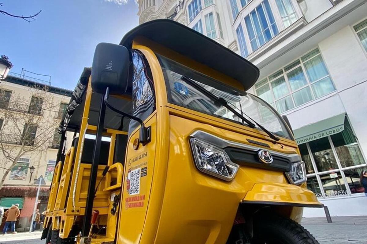 sebuah bas sekolah kuning diletakkan di sebatang jalan