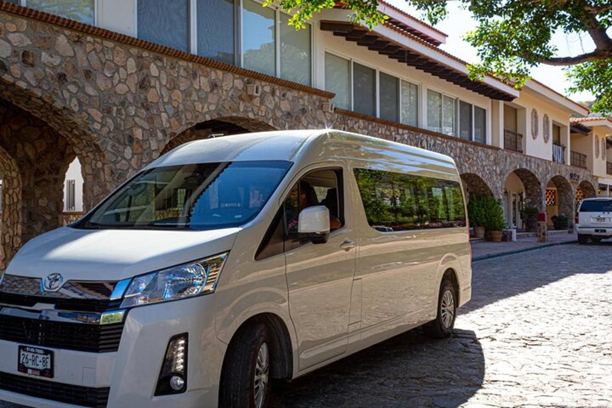 en hvit varebil parkert foran en bygning