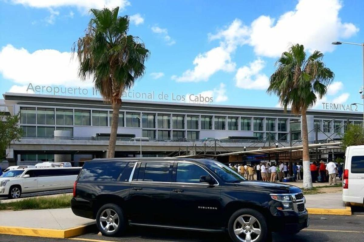 một chiếc xe limousine màu đen đỗ trước một tòa nhà