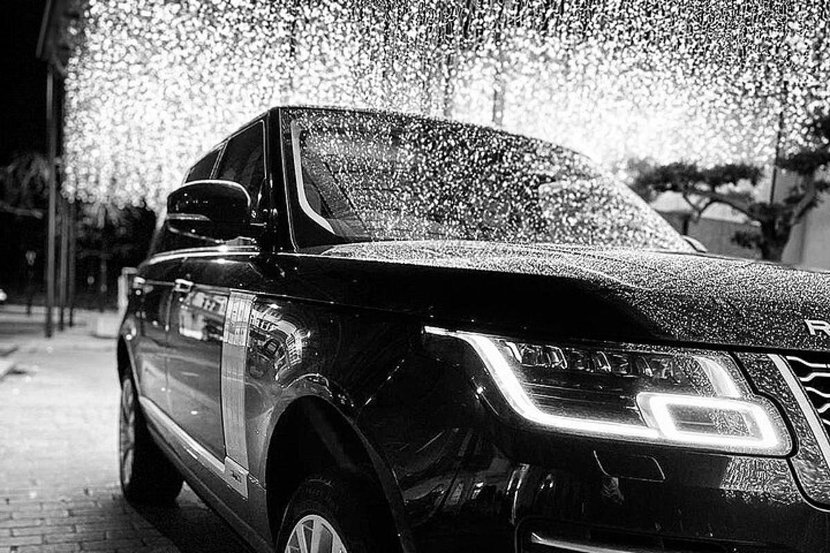 un'auto nera parcheggiata davanti a una fontana