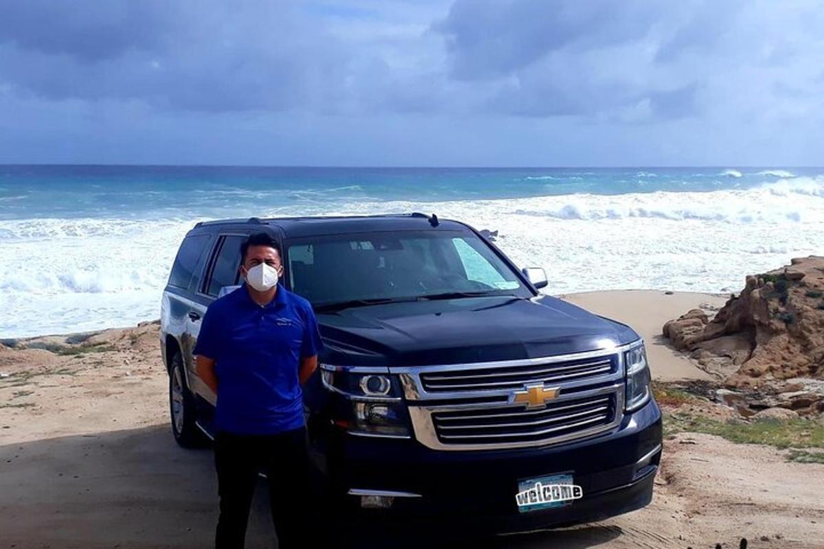 seorang lelaki berdiri di sebelah van di pantai