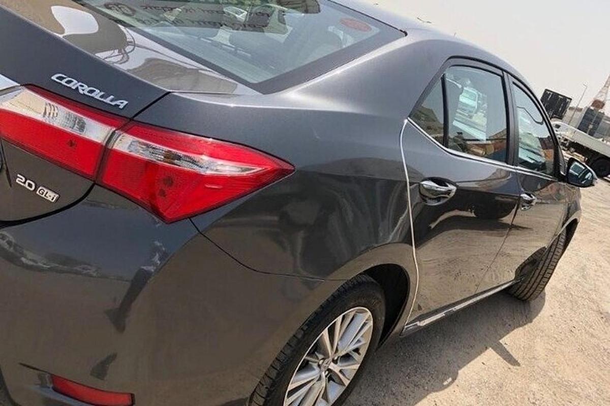 um carro prateado estacionado em um estacionamento