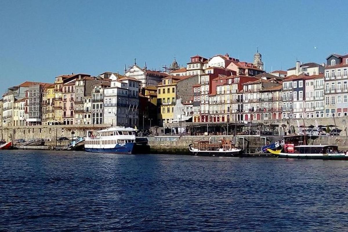 Un grupo de barcos en un río con edificios.