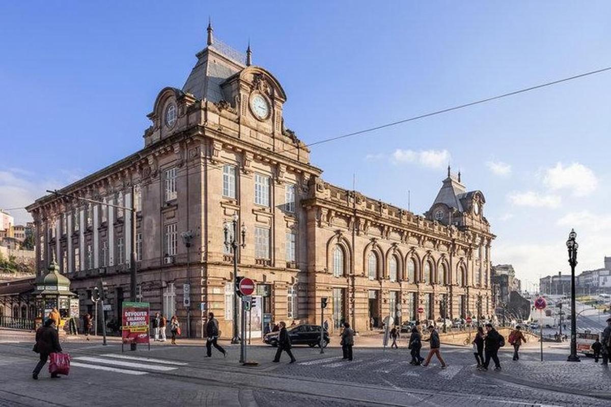 Un gran edificio con una torre de reloj en la parte superior.