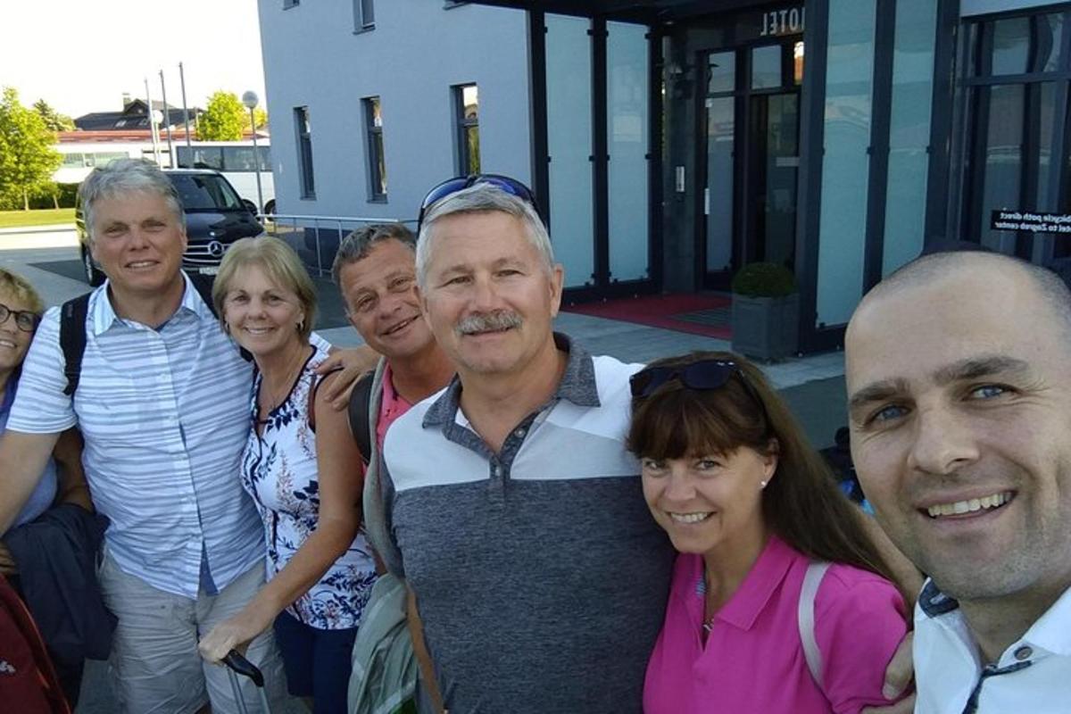 skupina lidí pózujících pro fotografii