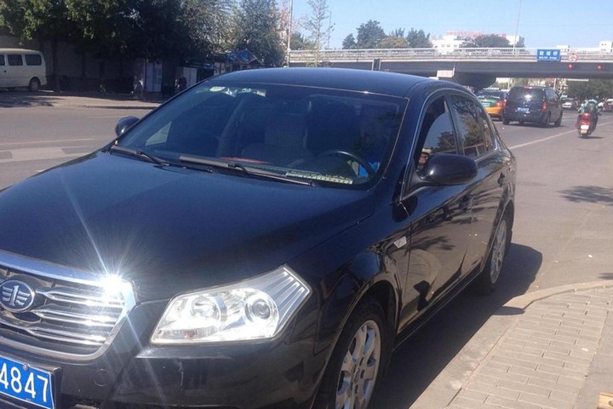 črn avto parkiran ob robu ulice