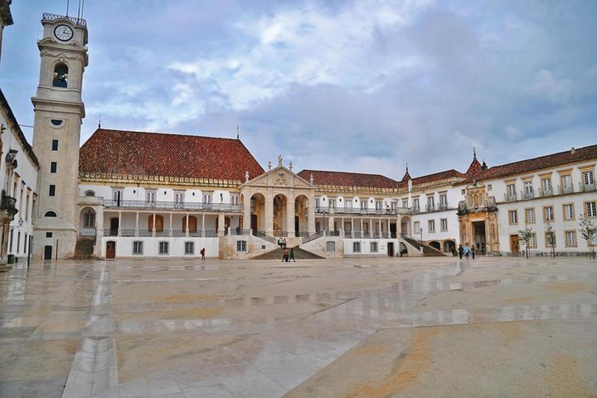 velika stavba z urnim stolpom na dvorišču