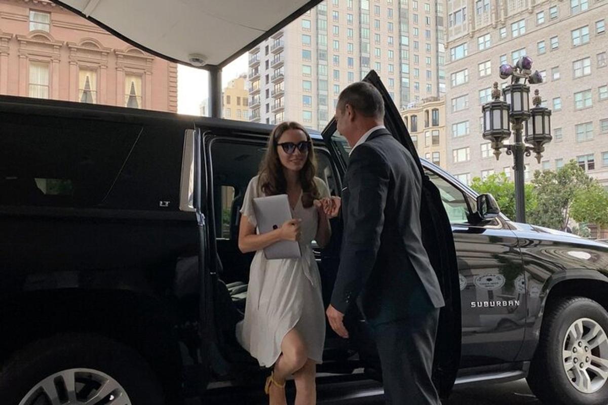 um homem e uma mulher saindo de um carro