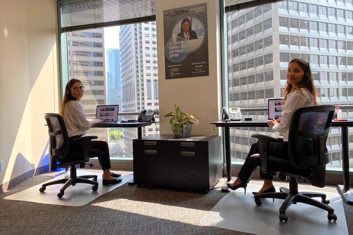 due donne sedute alle scrivanie in un ufficio