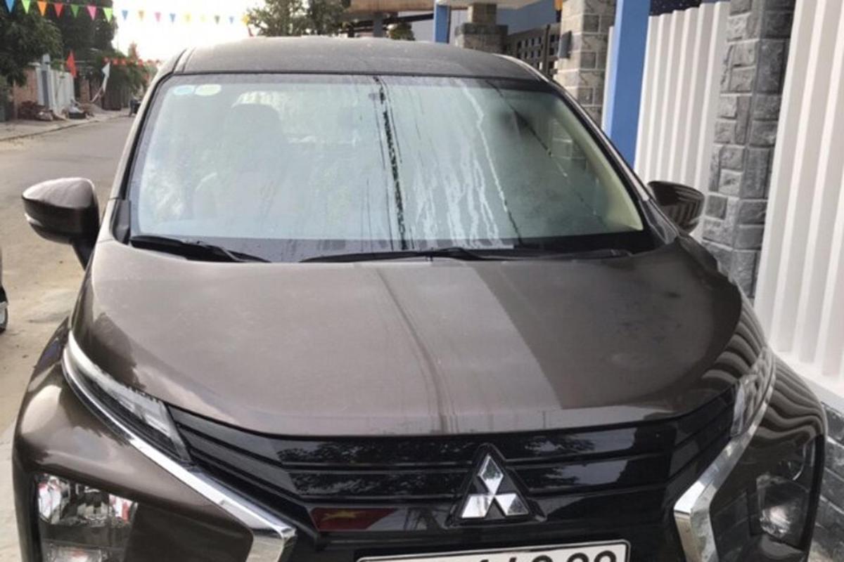 musta auto pysäköitynä kadun laitaan
