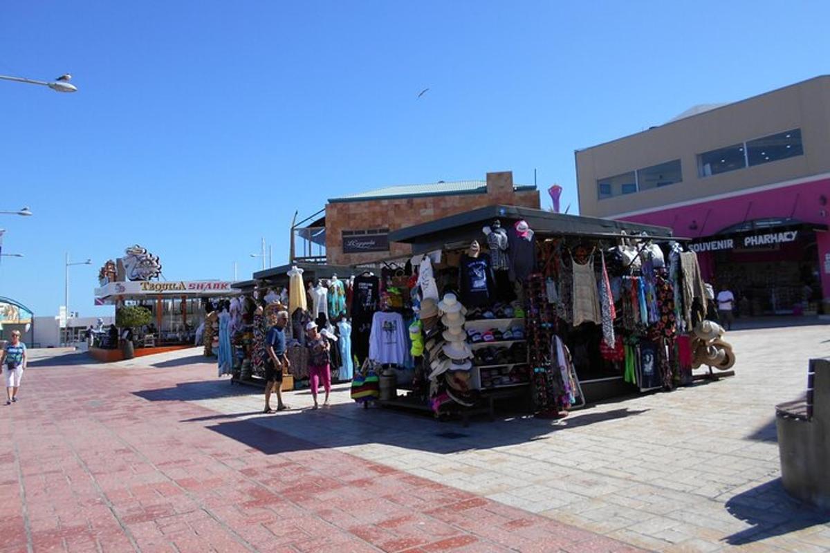 um grupo de pessoas caminhando em frente a um mercado