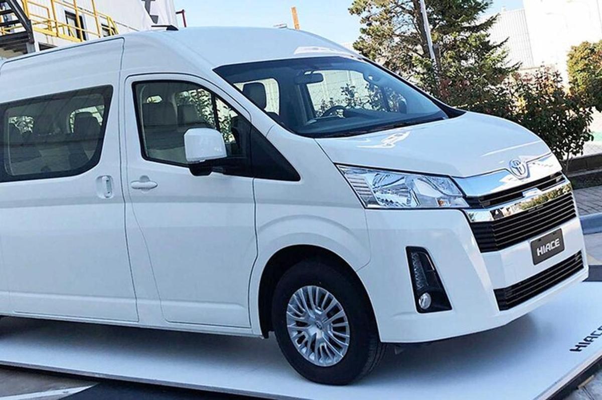 una furgoneta blanca aparcada en un aparcament