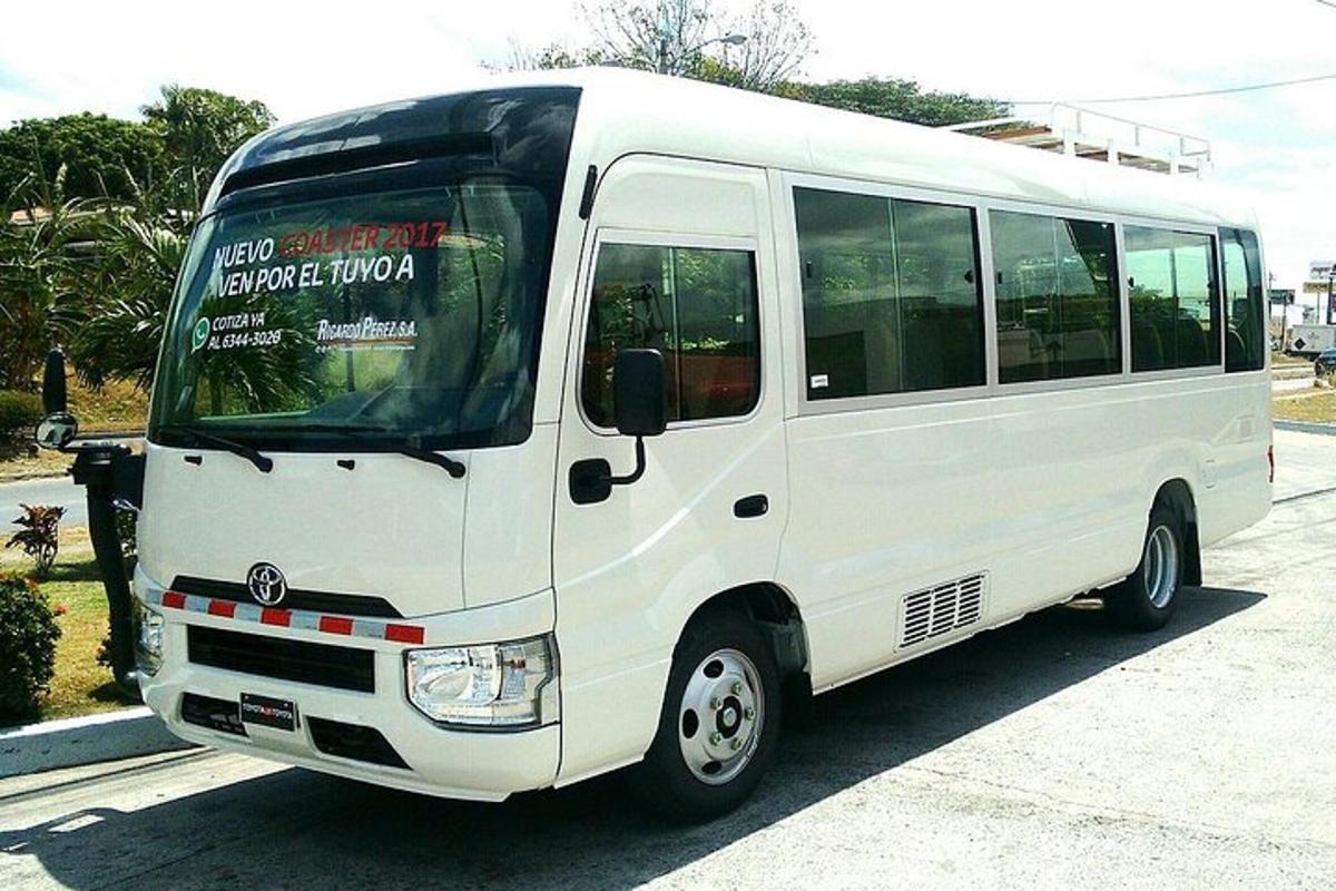 um ônibus branco estacionado em um estacionamento