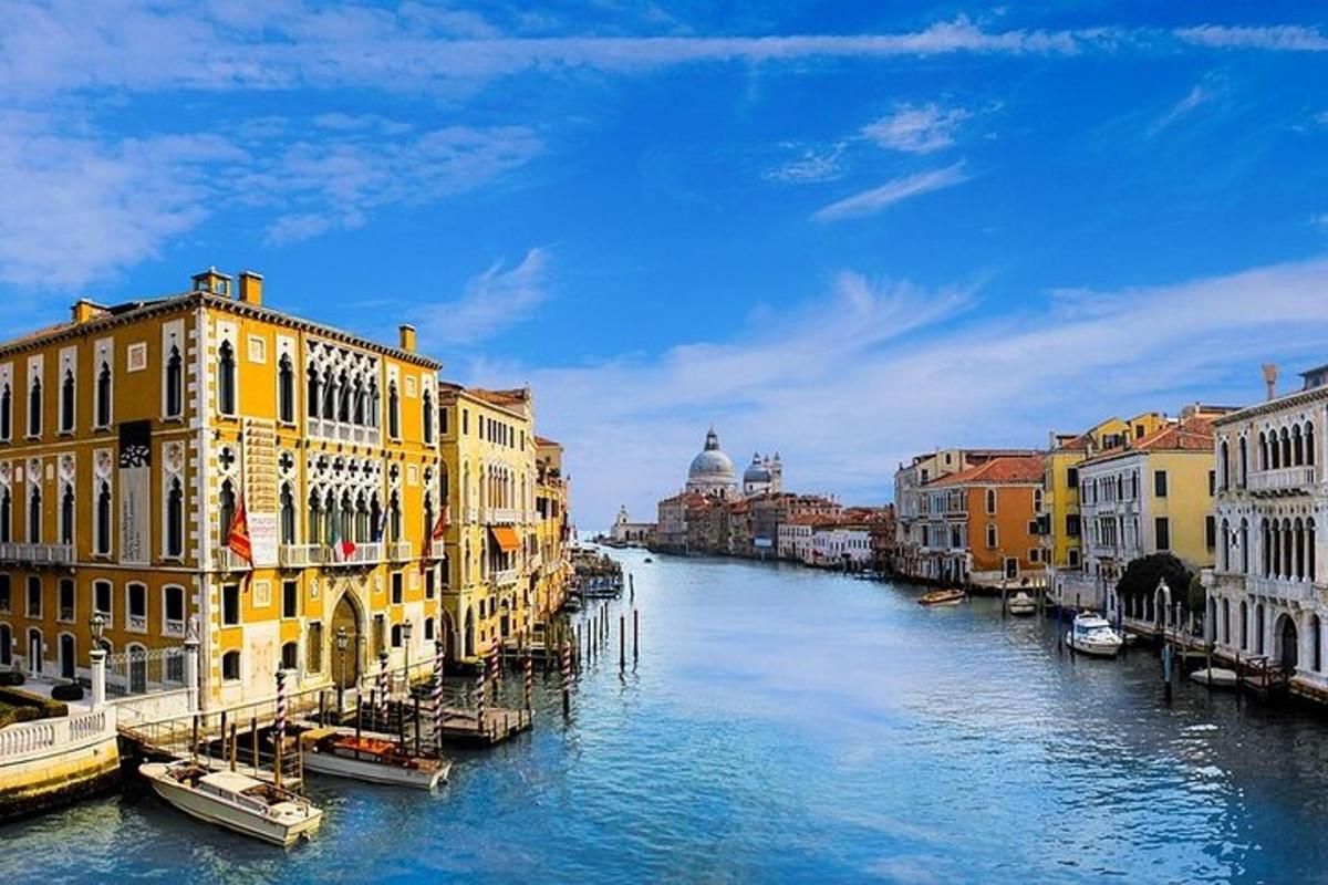una vista d'un canal amb edificis i vaixells