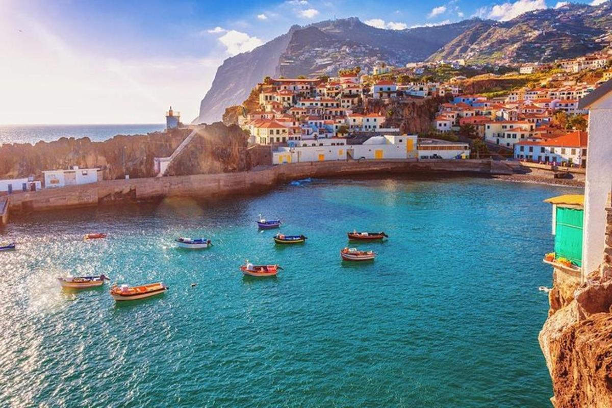مجموعة من القوارب في مساحة كبيرة من المياه