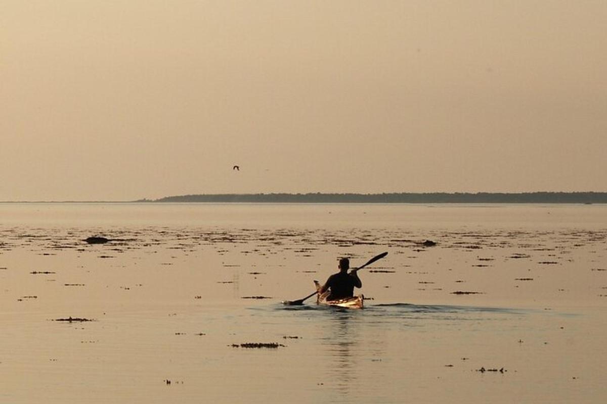een man in een kajak op een watermassa