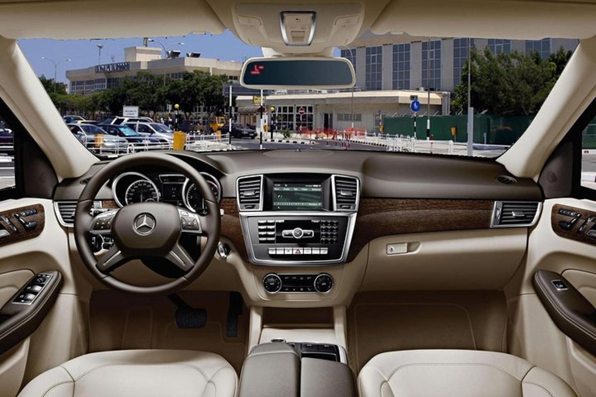 uma vista do cockpit do carro acedes benz