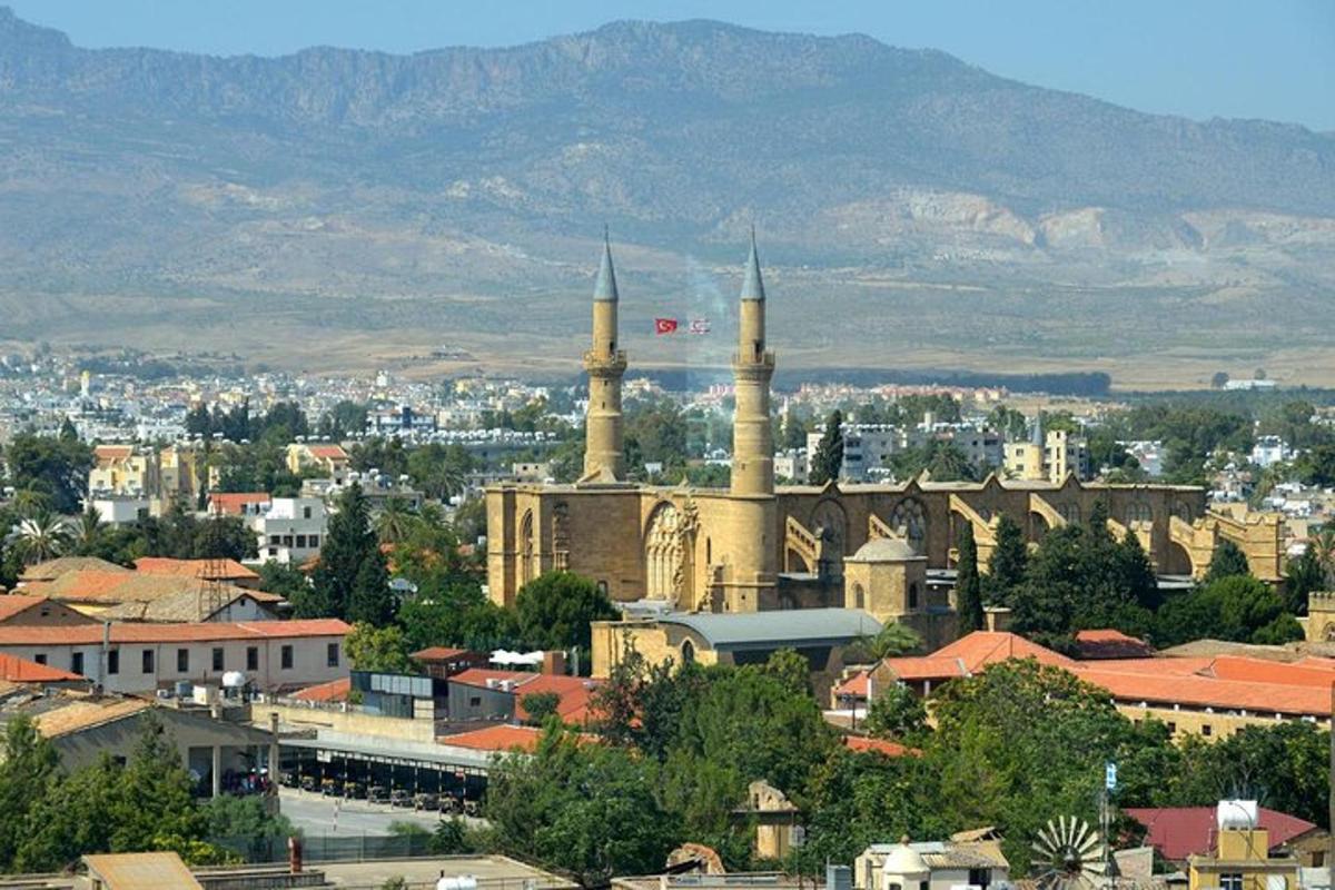 uma cidade com uma mesquita com duas torres altas