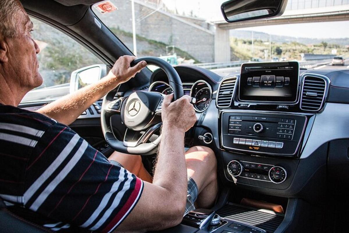un uomo alla guida di un'auto