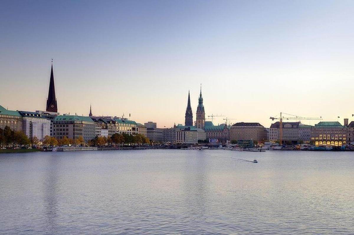 vaade linnale, kus on suur veekogu