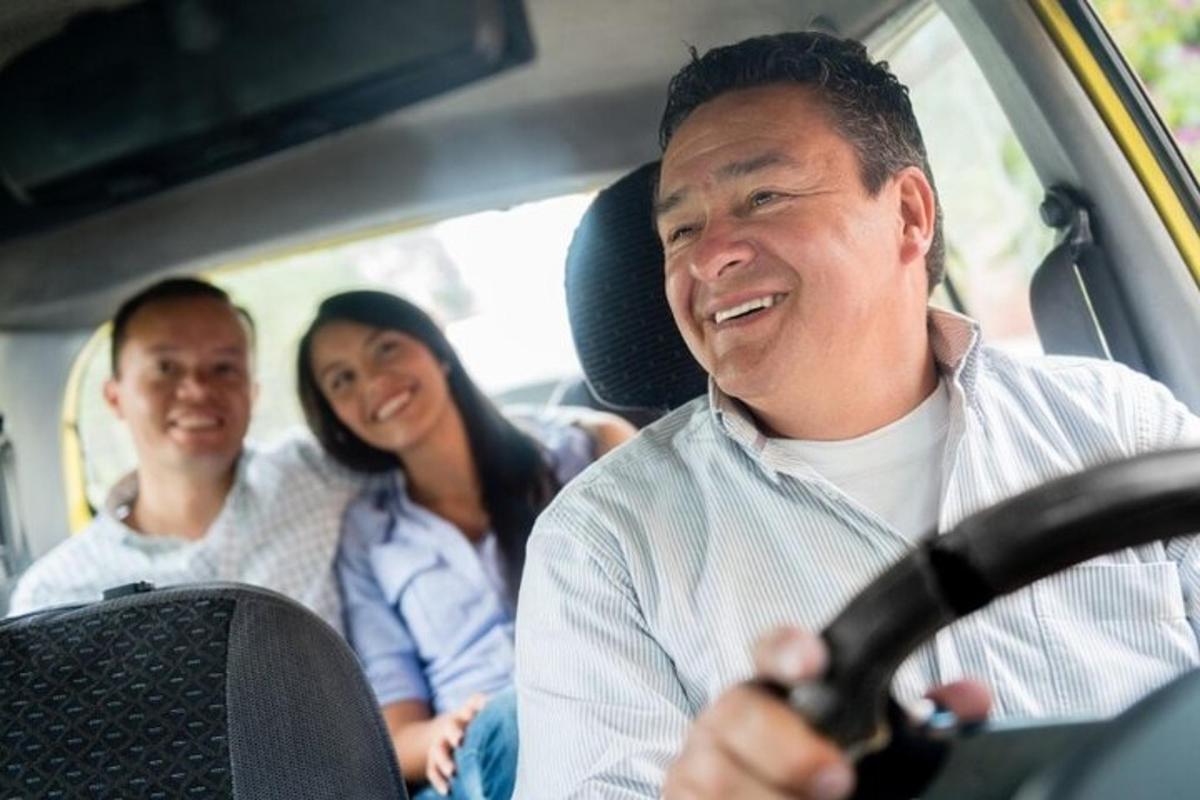 um grupo de pessoas andando de carro