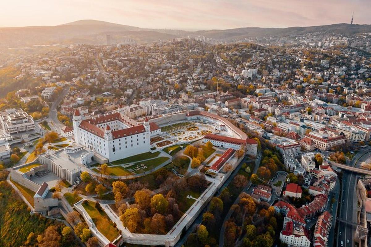 zračni pogled na mesto z zgradbo