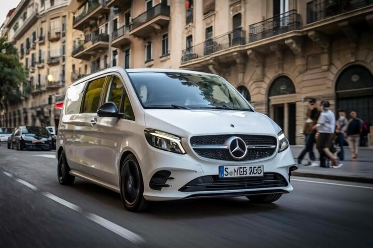 Una camioneta blanca circulando por una calle de la ciudad