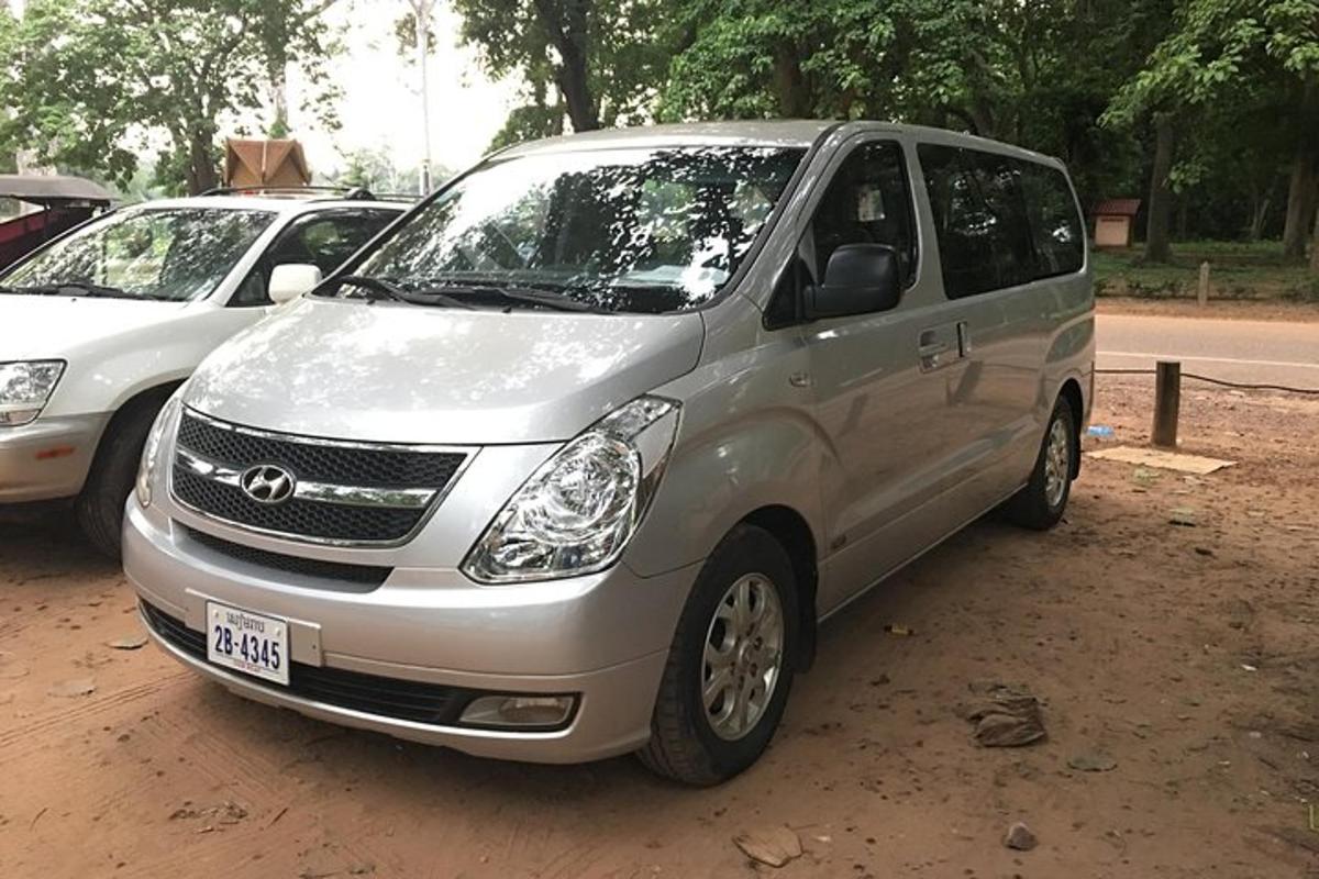 sebuah van perak diletakkan di tempat letak kereta