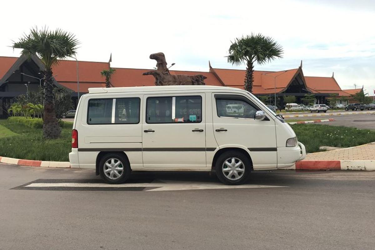 sebuah van putih diletakkan di tempat letak kereta