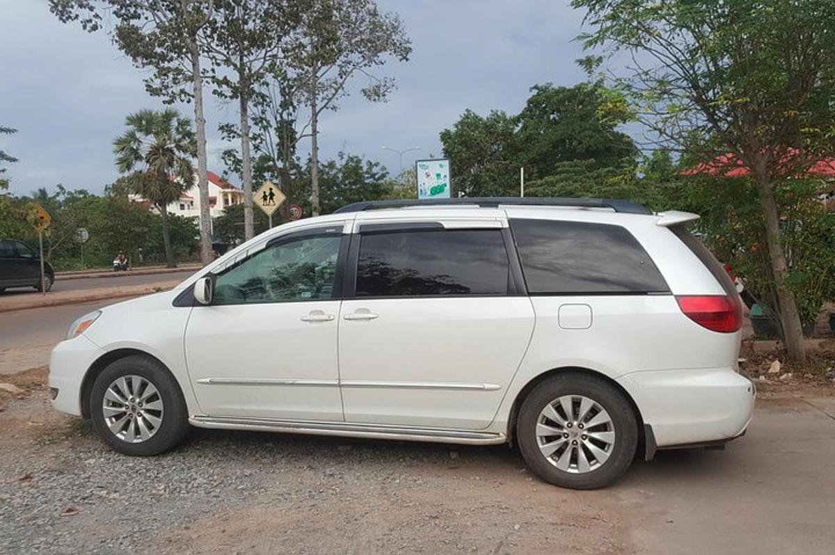 sebuah van putih diletakkan di tepi jalan