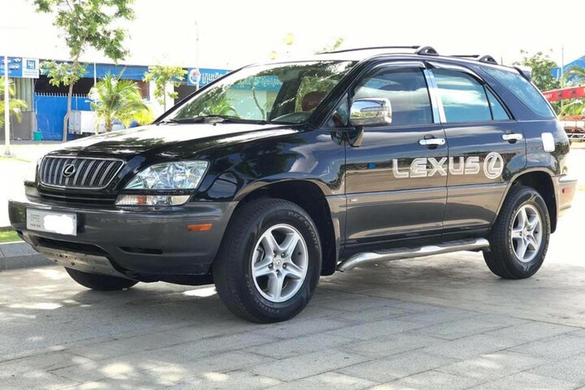 sebuah suv hitam diletakkan di tempat letak kereta