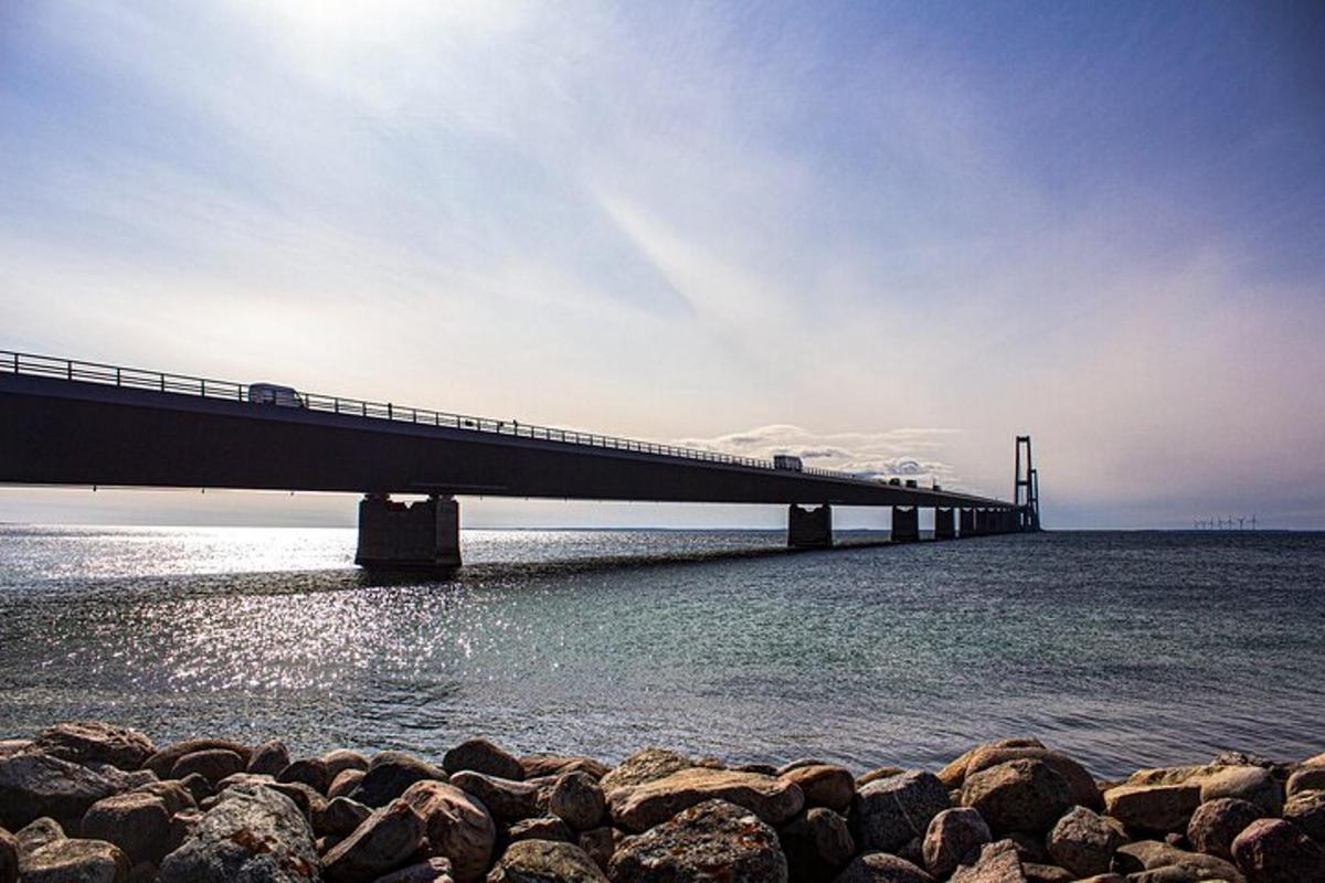 un ponte sull'acqua con persone sopra