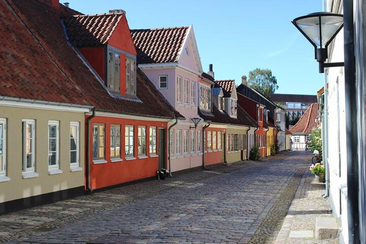 una strada acciottolata in una città con edifici colorati