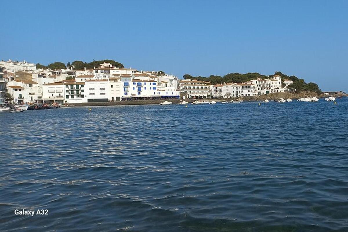 suur veekogu, mille taustal on hooned