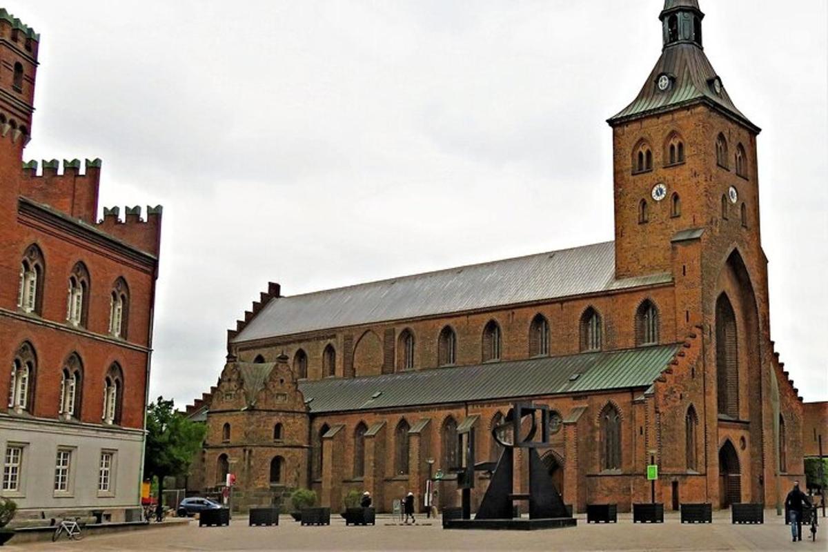 liela ķieģeļu ēka ar pulksteņa torni