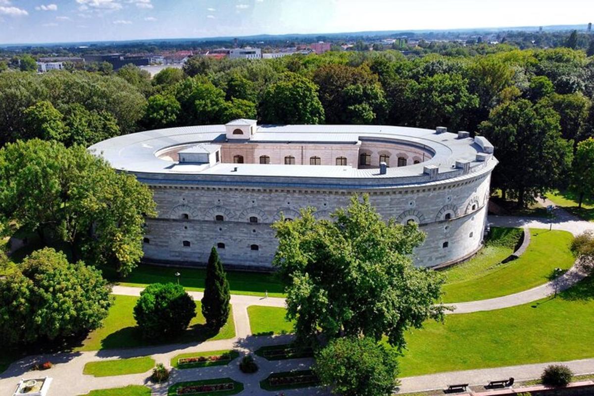 pohled shora na velkou budovu v parku
